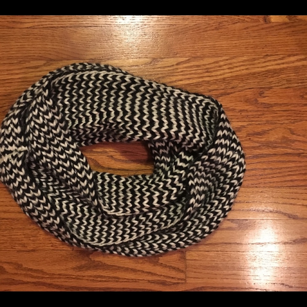 B + W infinity scarf